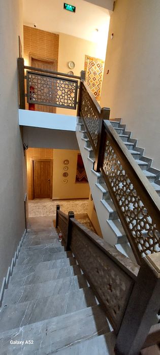 Eshik, pluntis, ofshivka, zinalarga perila o‘rnatamiz. Yog‘och ishlari