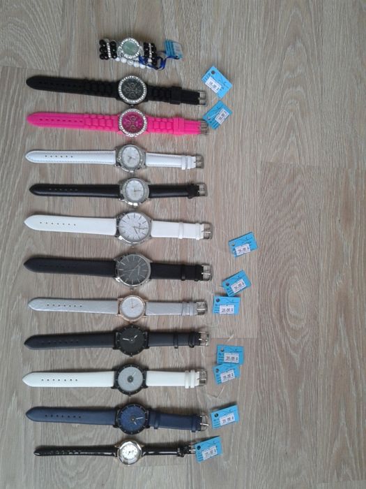 Намалени от 27лв-ХИТ Дамски ръчен часовник, с брокат