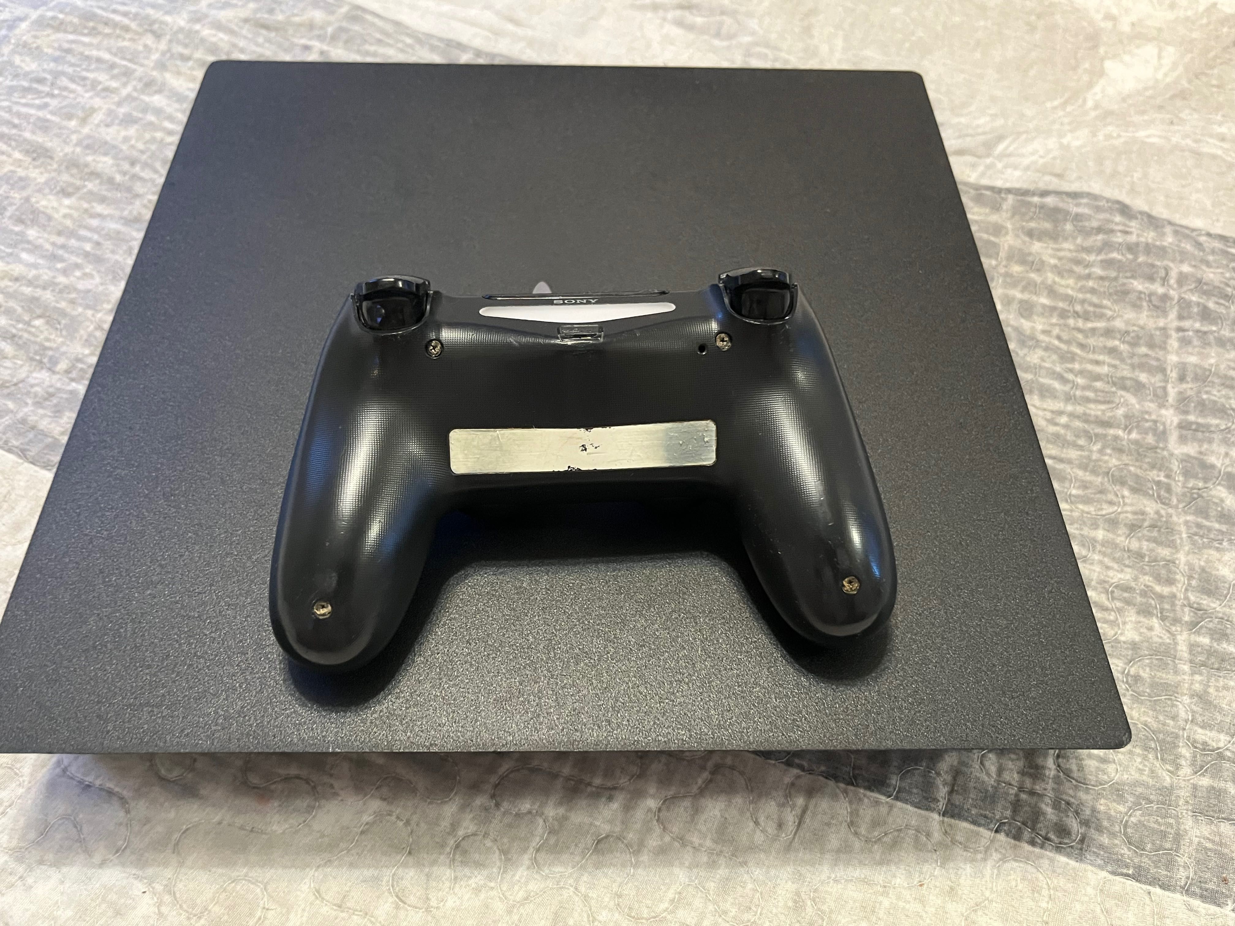 Продавам моят PlayStation4 pro 1TB