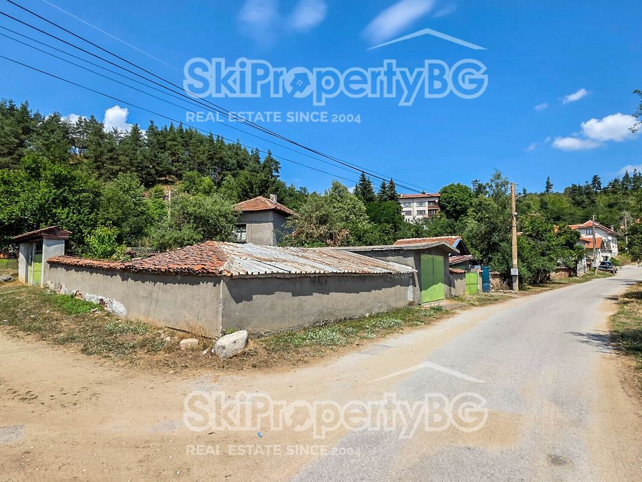 Две къщи с голяма градина в село Райово!