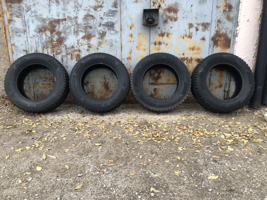 Продам комплект шипованных шин Бриджстоун 215/65r16