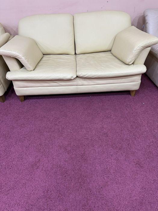 Кожанный диван  бежевого цвета