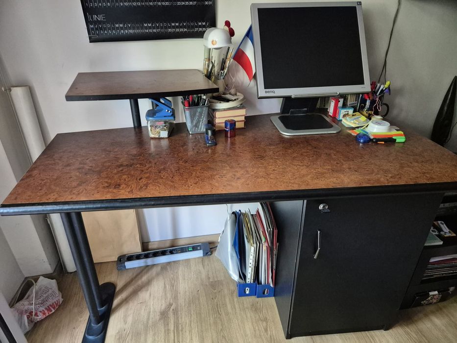 Birou , dimensiuni: lungime 130 cm, lățime 66-77 cm, înălțime 75 cm
