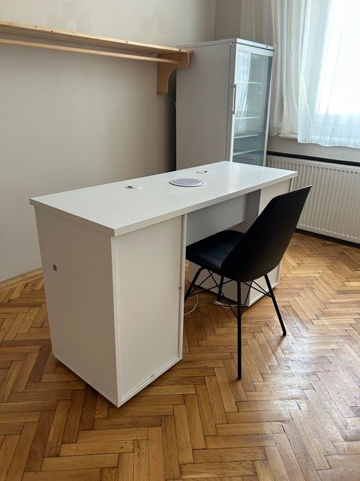 Masa de manichiură cu aspirator încorporat