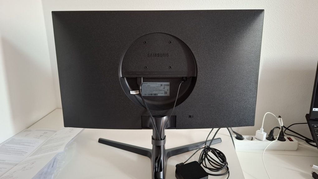 Монитор 28"  Samsung