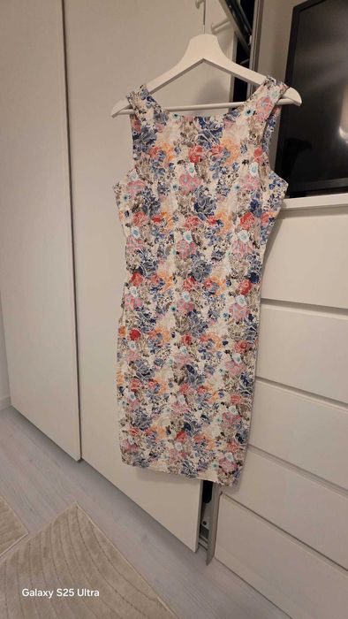 Vand rochii purtate o singură dată