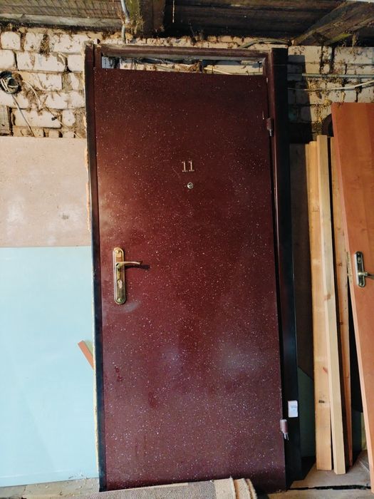 Продам железную дверь.