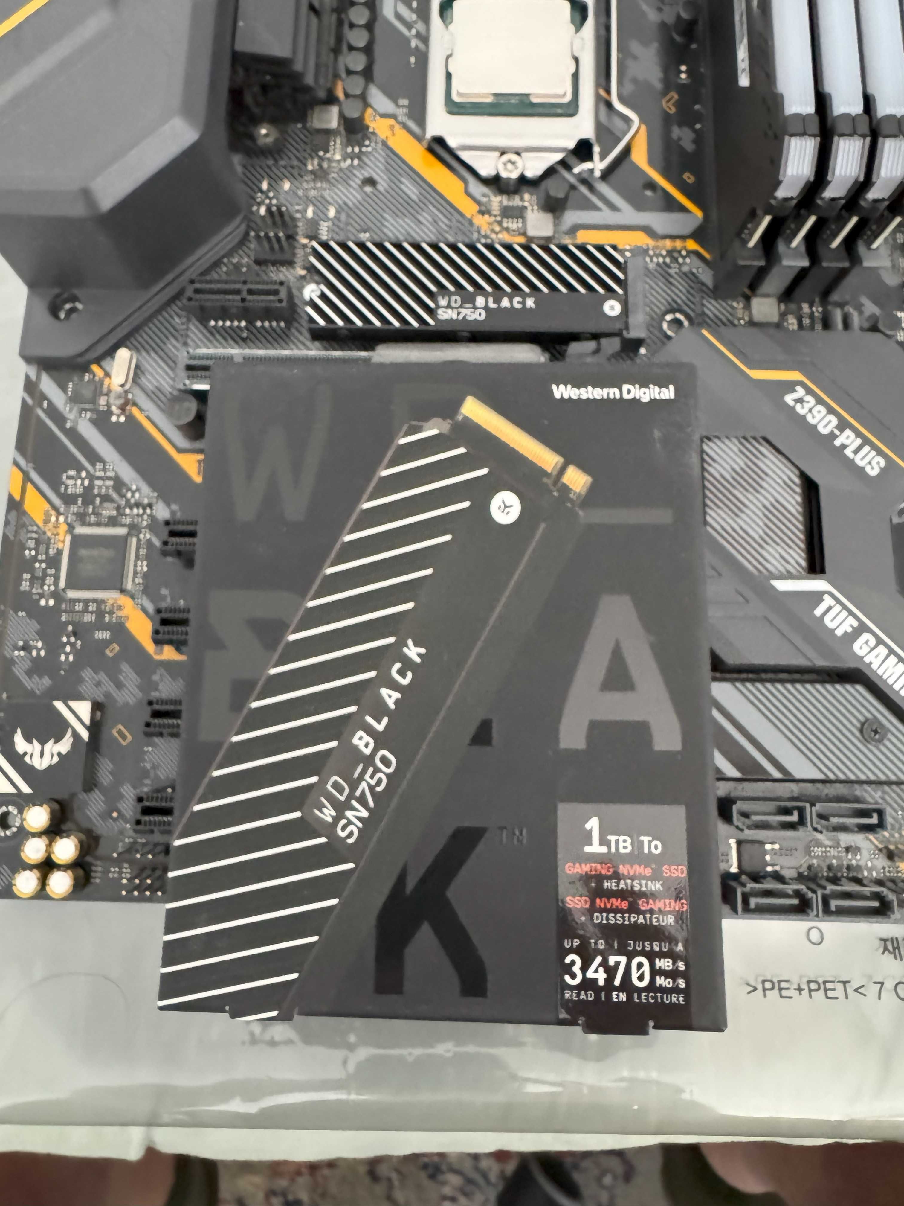 Продавам компютърна конфигурация с Intel Core i9-9900K CPU на части