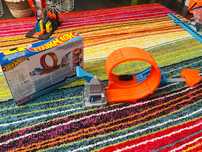 Pista suspendata Hot Wheels “Campion la cascadorii in bucla “