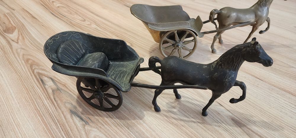 Figurina bronz ( patinat) trasura cu cal - 2 buc