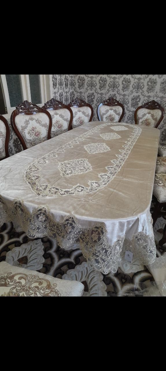 Стол и стуля для гостиной