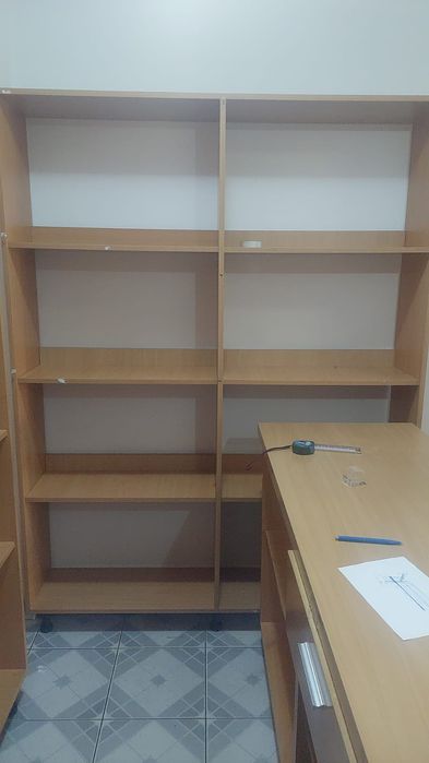 Vand rafturi si vitrine pentru marfă