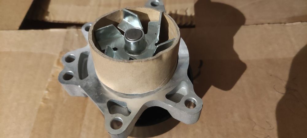 Помпа водяная на Toyota Carina E, объем 2.0 литра