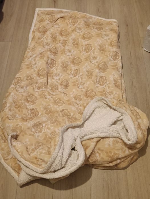 Pătură cu blăniță in stare foarte bună.