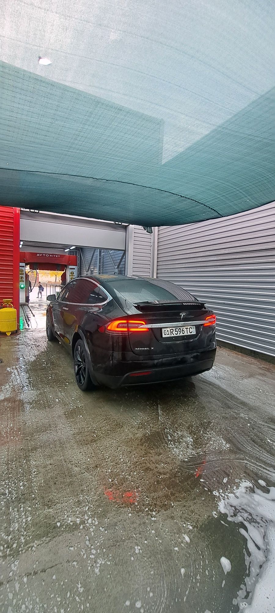 Tesla model X Qora.