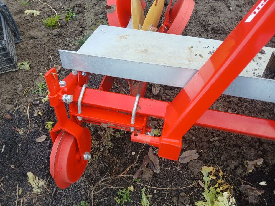 Vând plantator rasaduri în stare foarte buna ,Garoafa vn