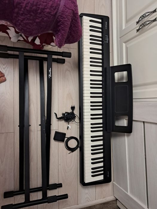 Vând pian electronic marca Roland
