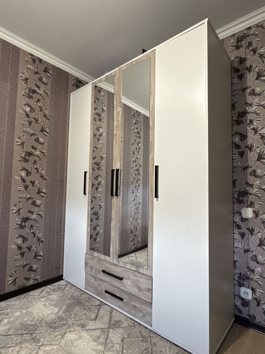 Шкаф с зеркалом продам 150тысяч