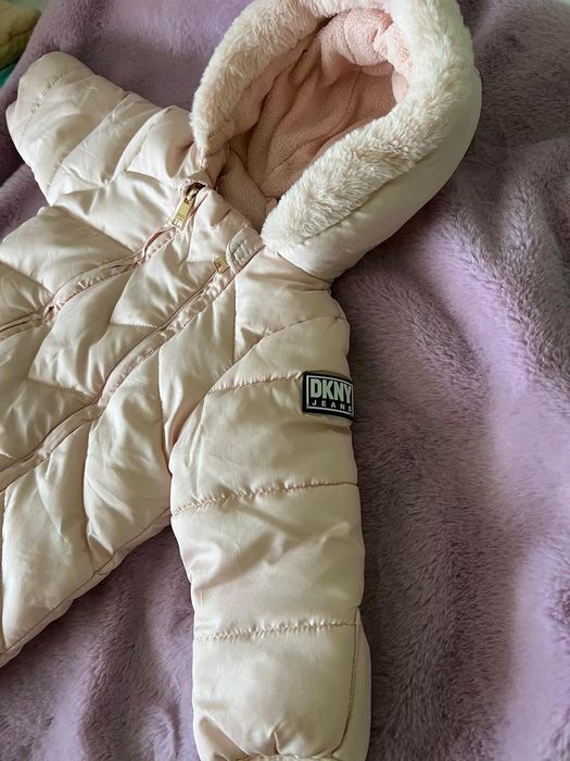 Combinezon fetiță DKNY mărimea 6-9luni preț 80 lei