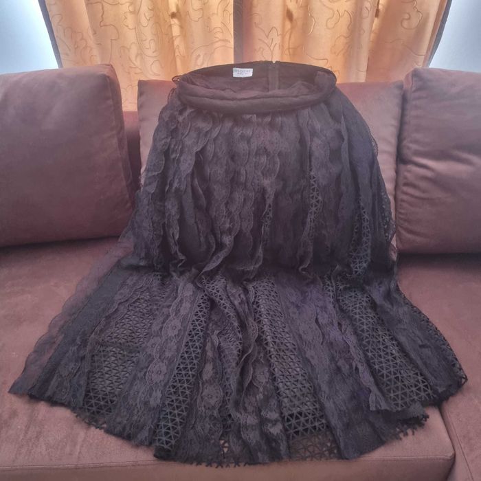 ustă Cloche din dantelă neagră – elegantă și rafinată
