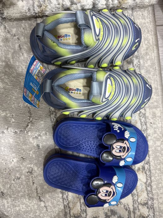 Отдам даром детские сланцы и кроссовки