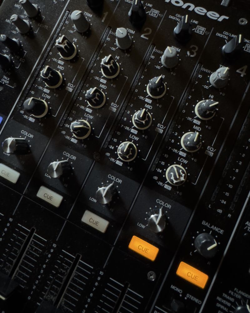 2 x Pioneer CDJ-2000 Nexus + Pioneer DJM-900 Nexus