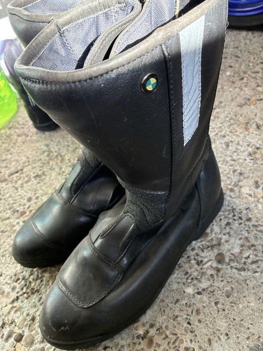 Costum moto cu protecții