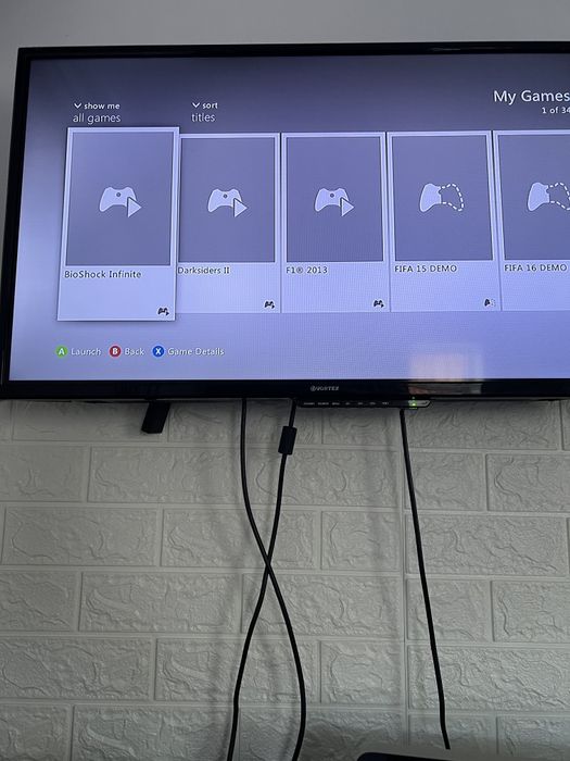 Xbox 360 cu doua manete si o gramada de jocuri