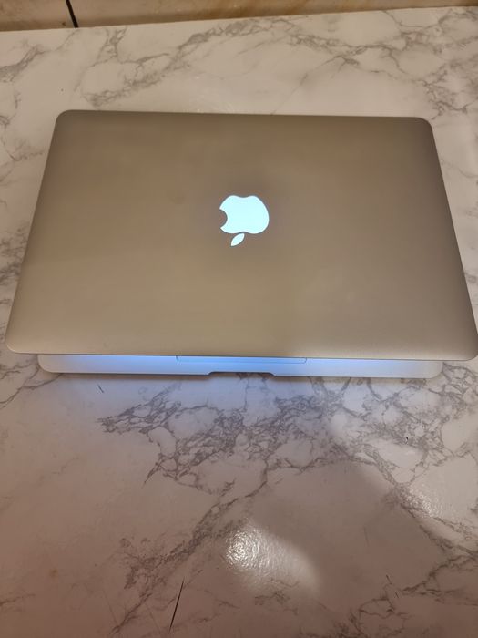 Vand Macbook Air 13,3 inchi 2015,stare excelenta