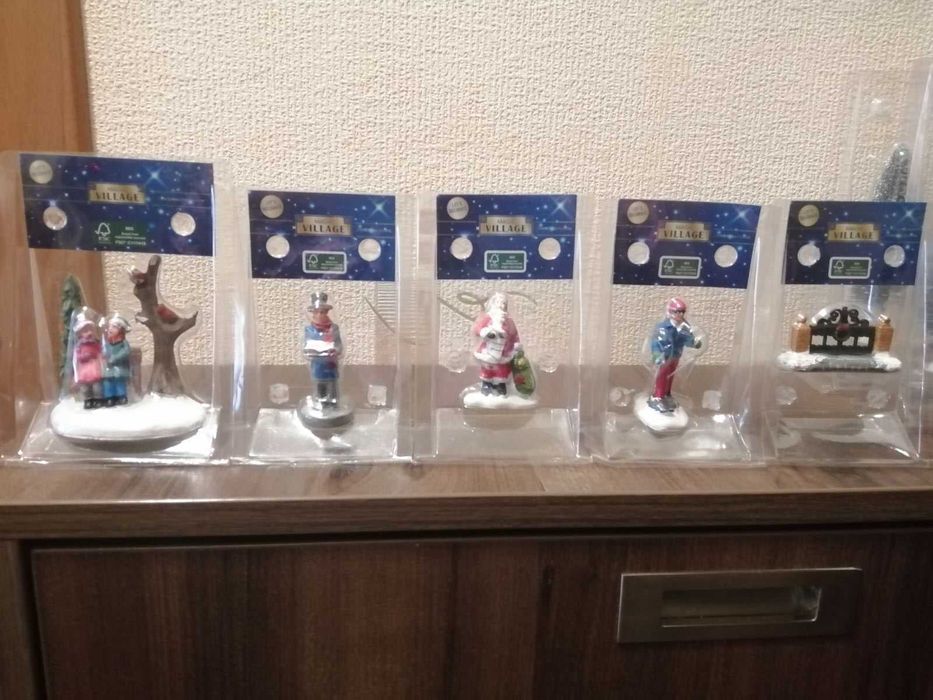 Коледни LED мини светещи сцени, фигурки за декорация на MAGIC VILLAGE.