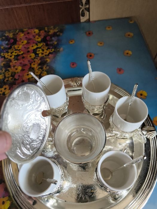 Set 6 Cani Din Portelan Cu Tava, Lingurite Si Zaharnita Argintata