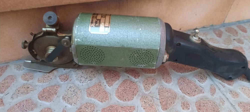 Машина за рязане на Мокет Винил за Кожа  Платове