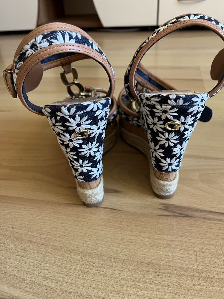 Сандали GUESS на платформа