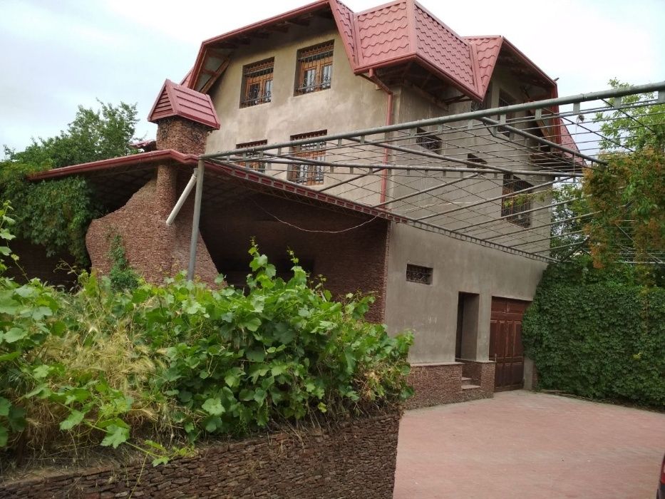 Дом г.Нурафшан, на Ташморе продается участок с двумя домами . Свой