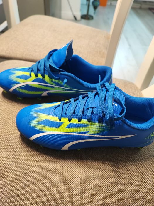 Ghete de fotbal cu crampoane Puma, nr. 37 aproape noi