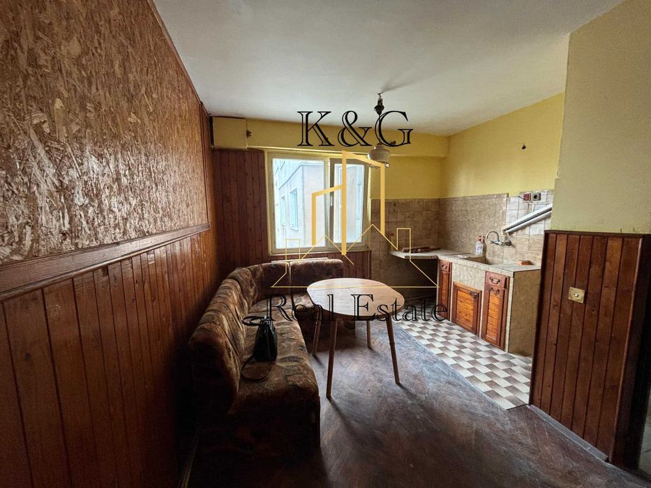 Двустаен разширен в ж.к " Орел "