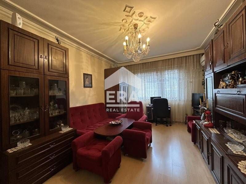 Тристаен апартамент в квартал ,,Любен Каравелов ,,