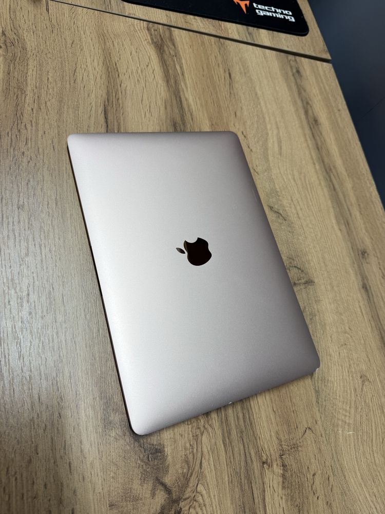 MacBook Air M1 / озу 8/ ссд 256/ 2020 год