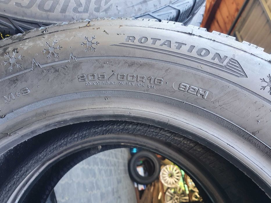 Vand anvelope de iarna 205 60 16 Dunlop Sport foarte bune