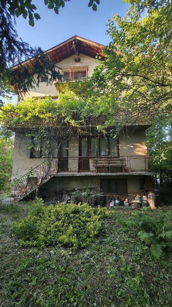 Продава се двуетажна масивна къща в село Дивотино, гр. Перник