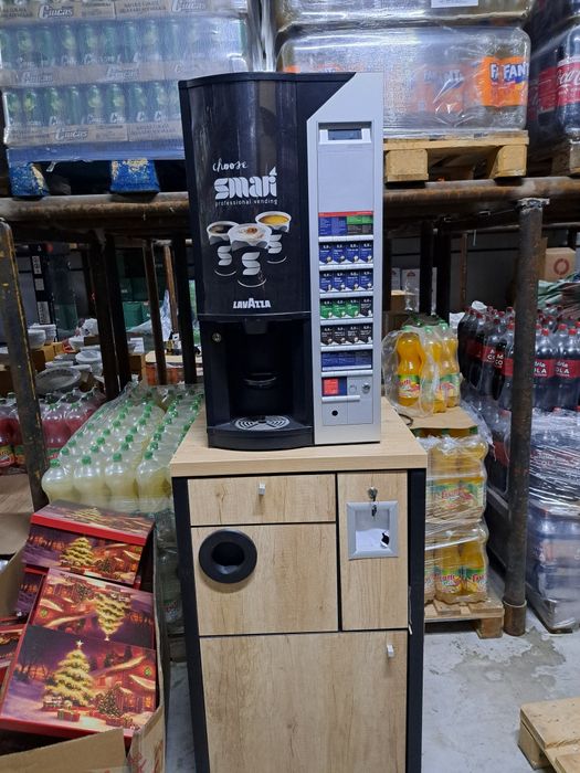 Vand aparat cafea plus mobilierul aferent