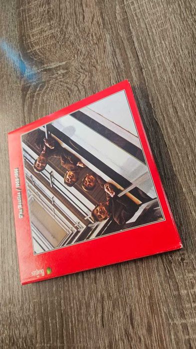 CD диски Qween и The Beatles