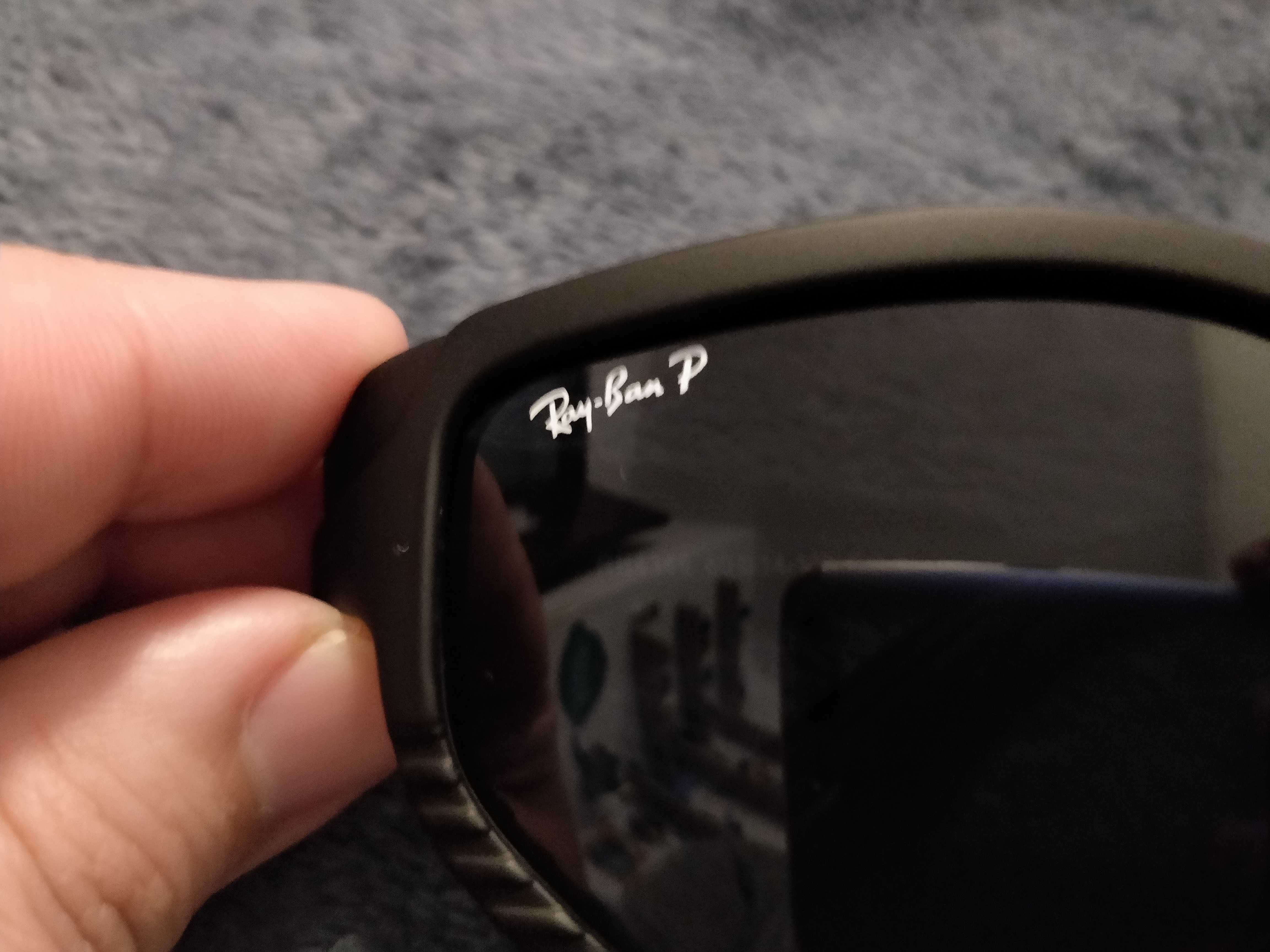 Ochelari de soare Ray-Ban, inscriptii Ferrari