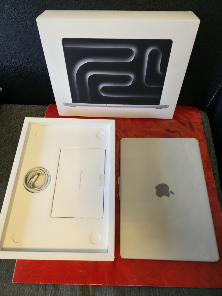 KATO НОВ 14" 512GB MacBook PRO M3 8GB Технополис Гаранция 2026 SILVER