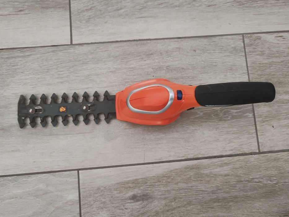 Foarfeca electrica de tuns iarba/arbusti Black & Decker GSL700