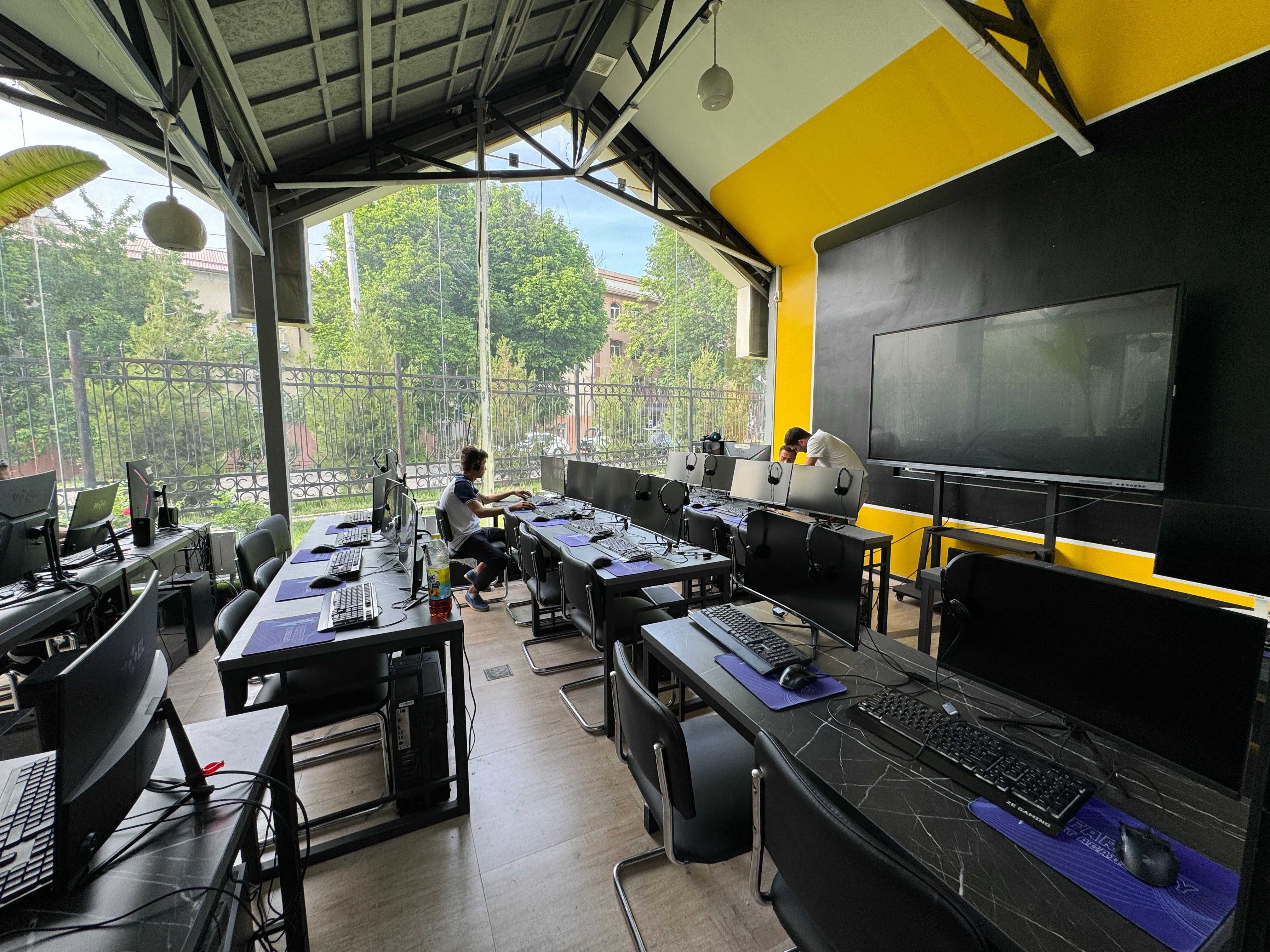 Стол компьютерный LOFT, Компьютерный стол для лидеров