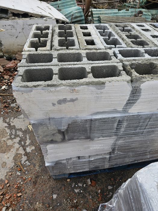 Vând boltar din beton