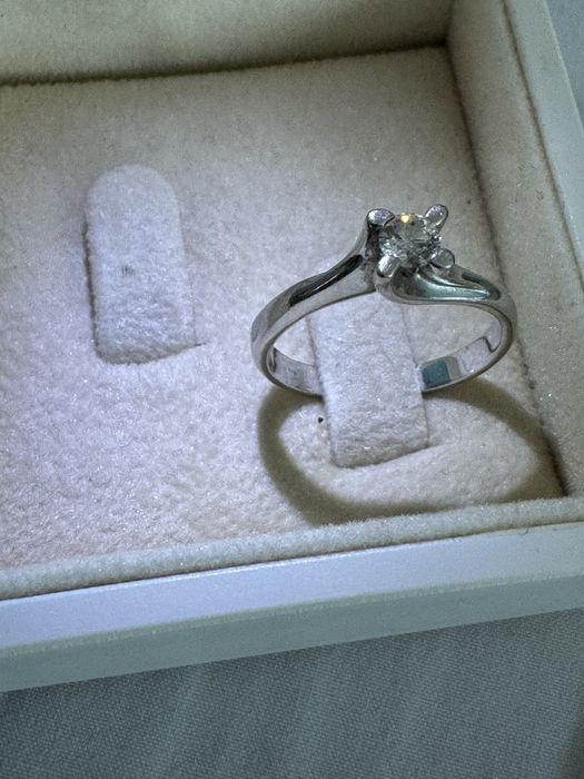 Vand inel de logodna din aur 18 k cu diamanant marimea 56