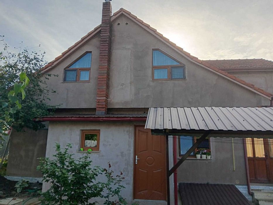 Casa cu mansarda in moinesti la cheie