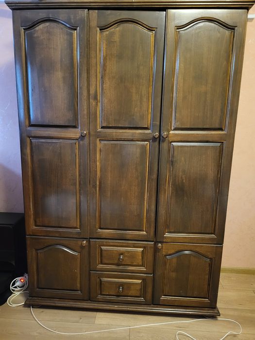 Трикрилен гардероб